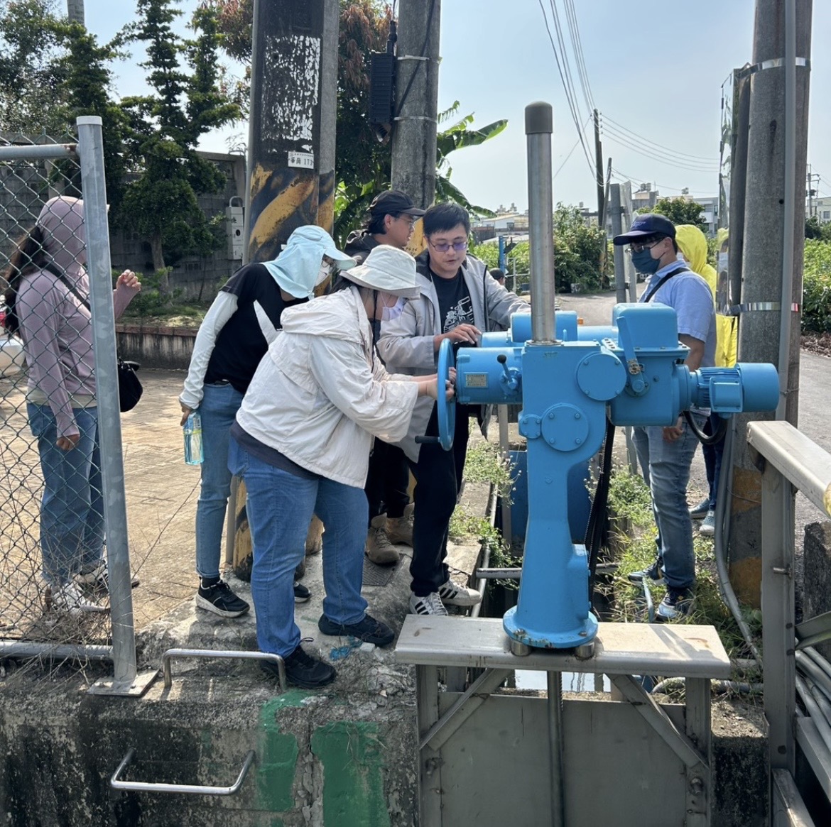 於前鋒子支線自動化水閘門監測站實施教育訓練室外課程 現場