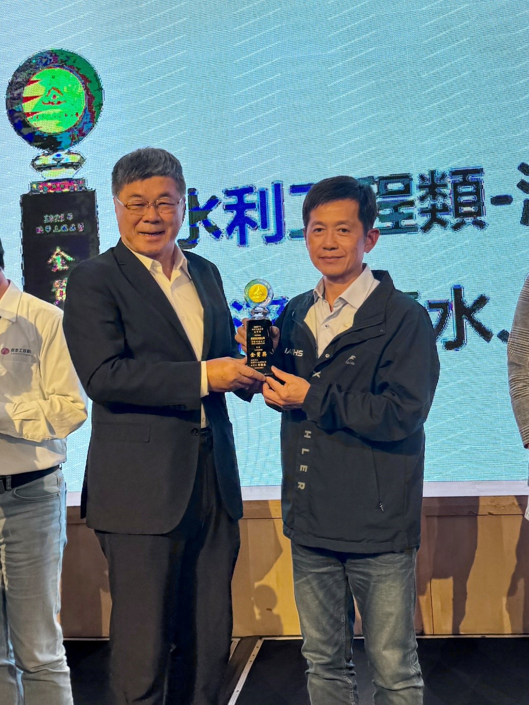 高雄管理處主任工程師蘇俊霖代表出席領奬 (寶隆圳進水口固床工強化工程)