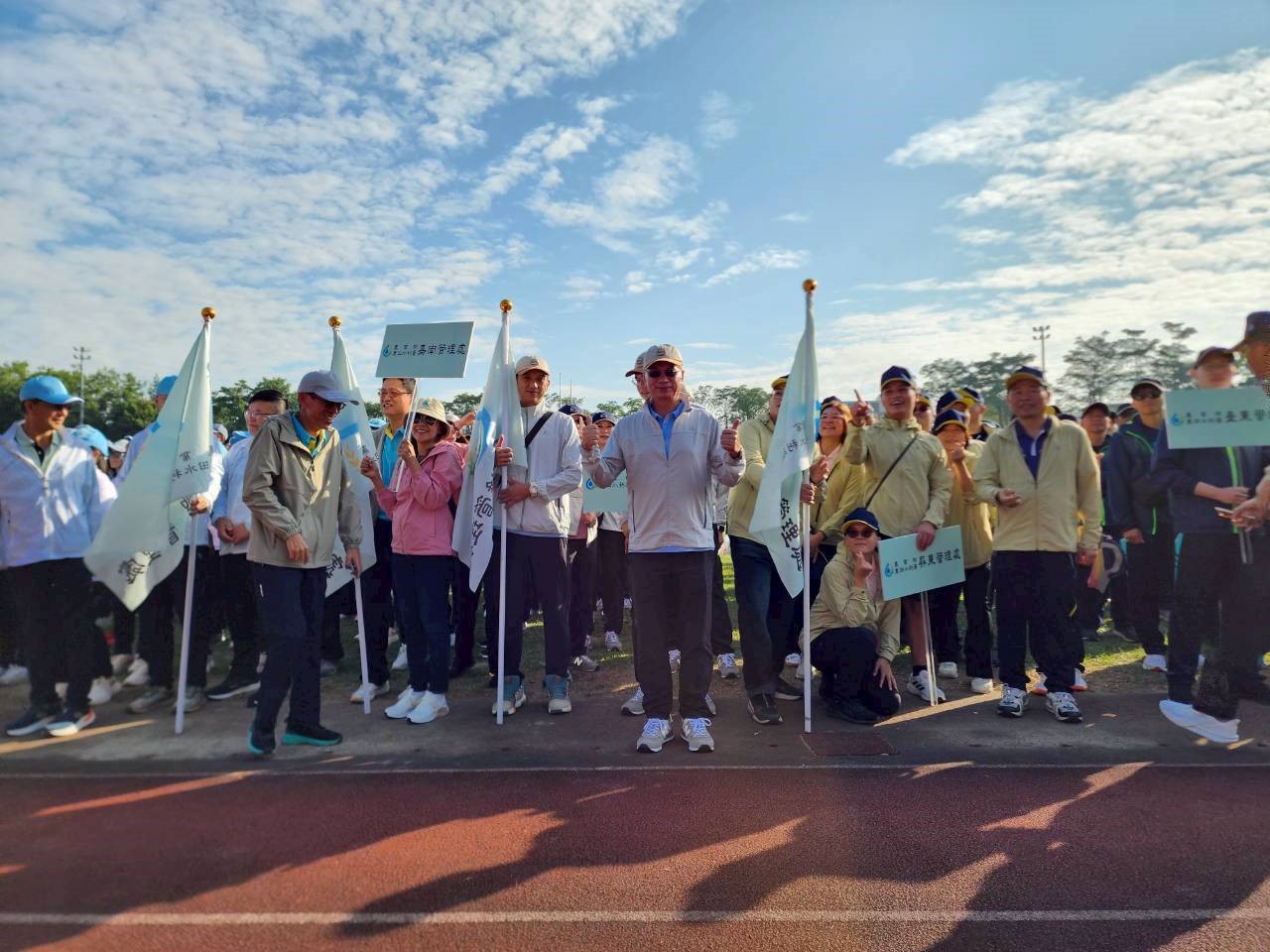 呂文豪處長率領各個精神飽滿的參賽員工，穿著整齊劃一的隊服亮麗登場。