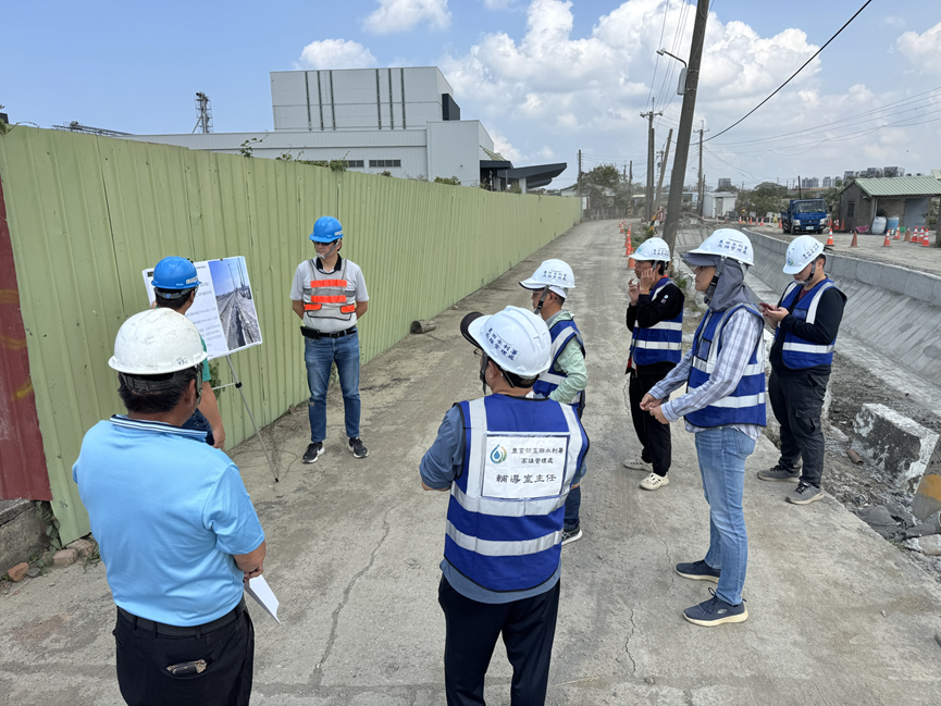 蘇俊霖主任工程師(中)率隊實地工程品質督導與提供建議