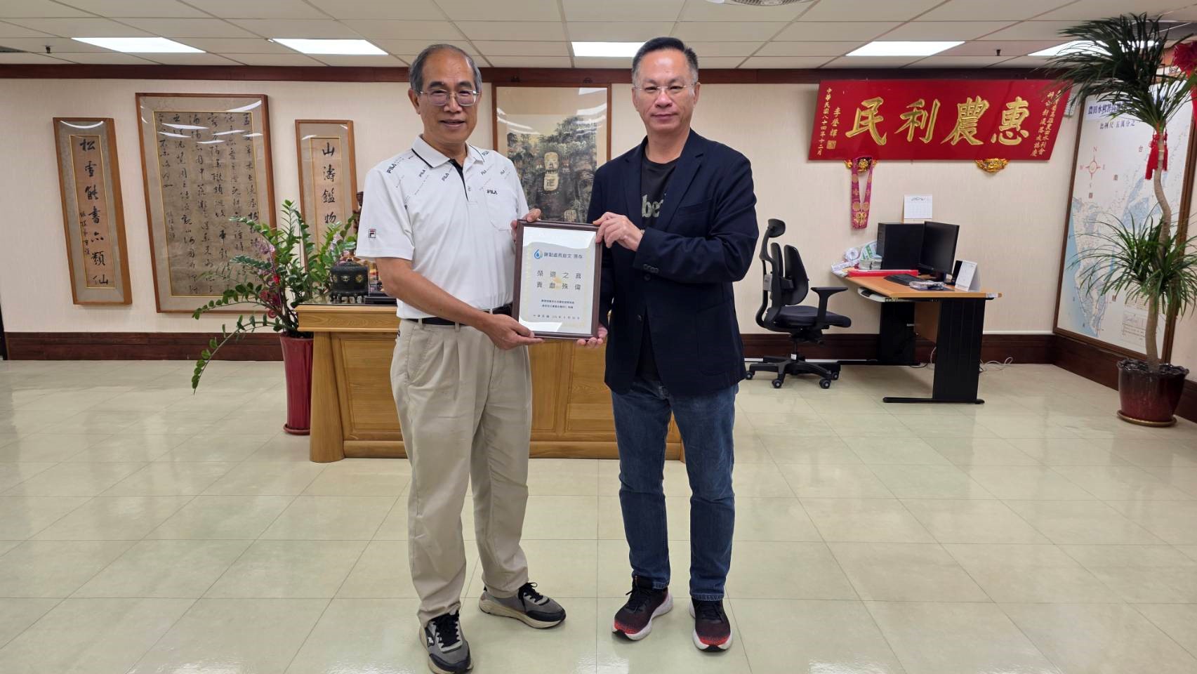 呂文豪處長致贈謝啟文副處長獎牌合影留念