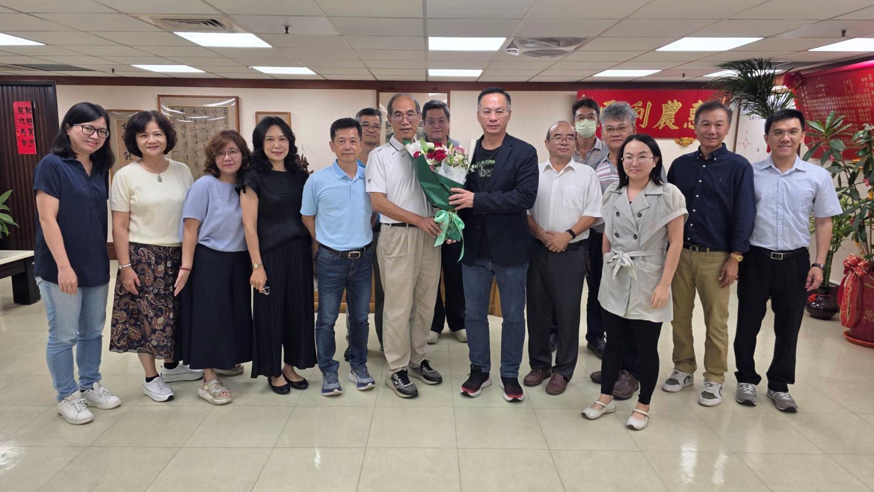 呂文豪處長暨同仁致贈謝啟文副處長花束合影留念