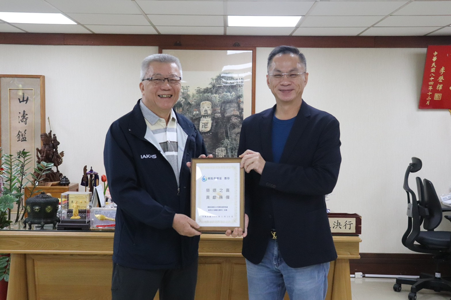 呂文豪處長致贈退休人員獎牌(照片提供者潘靜玫)