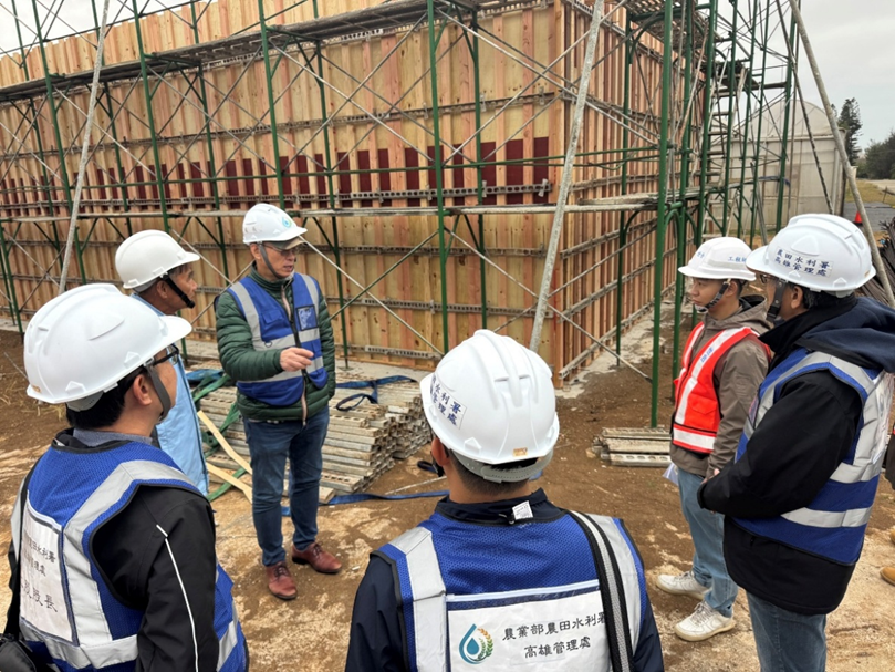 呂文豪處長(中左)實地工程品質督導與提供建議